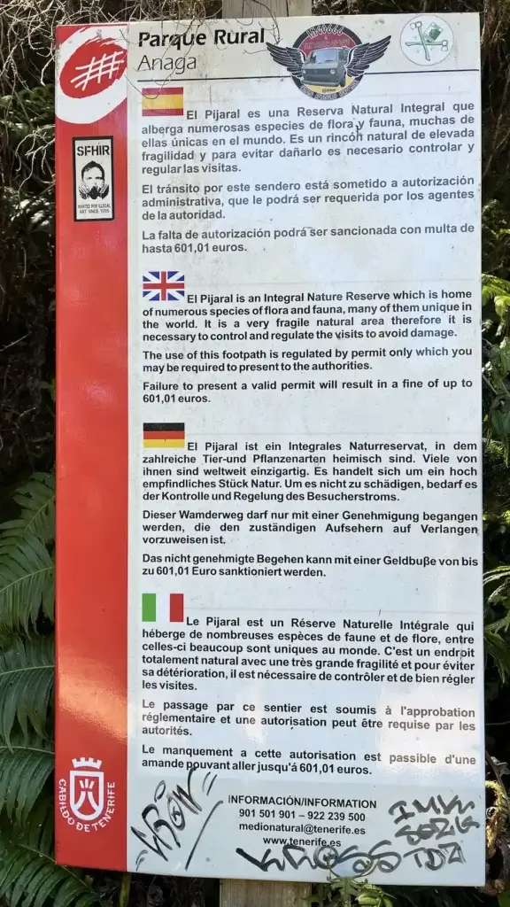 A sign warning about the amount of the fine if you will hike the Sender el Pijaral trail without a free permit.